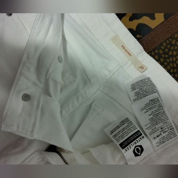 Levi's 711- Skinny Mid Rise-White- Size 24 - Picture 3 of 3